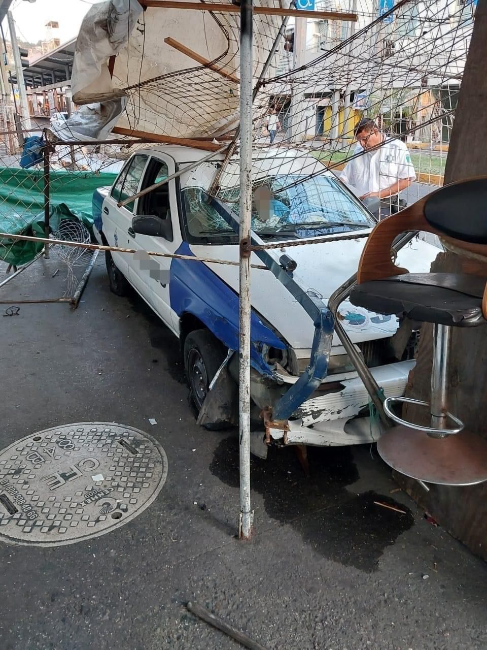 En Acapulco… Un taxista se queda dormido y se estrella contra puestos semifijos