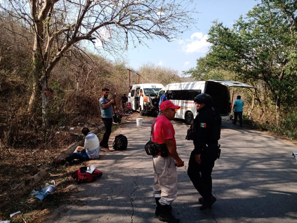 En la carretera Tixtla-Chilapa… Choque entre dos urvans deja un bebé muerto y 31 heridos; 12 graves
