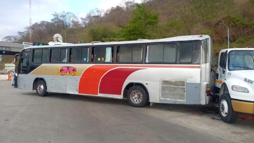 En la caseta de La Venta.. Seis turistas lesionados al chocar un autobús con una grúa, en Acapulco