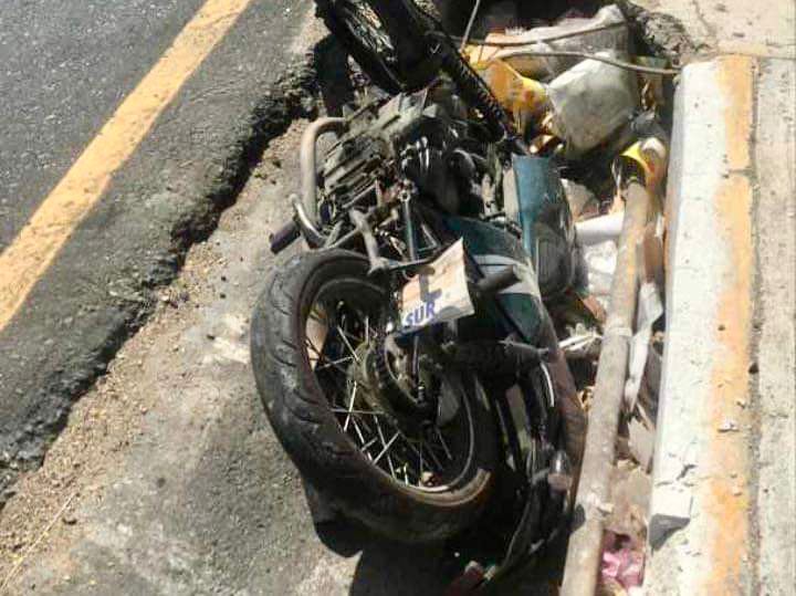 En Acapulco… Mueren dos hombres al derrapar en una moto e impactarse con un poste