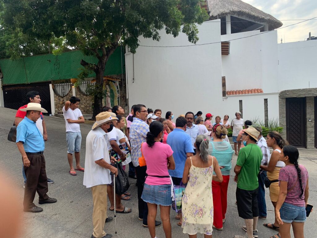 En Acapulco… Vecinos de varias colonias van a la casa de Abelina López a exigirle agua