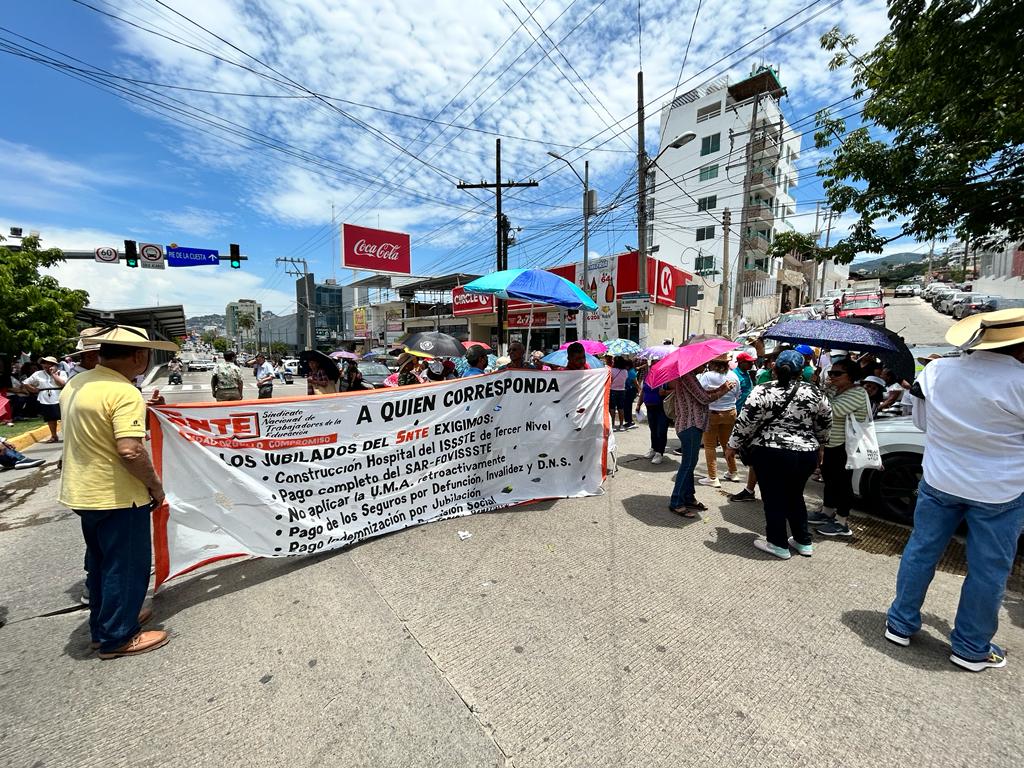 Gran caos vial en Guerrero por los bloqueos de jubilados y pensionados