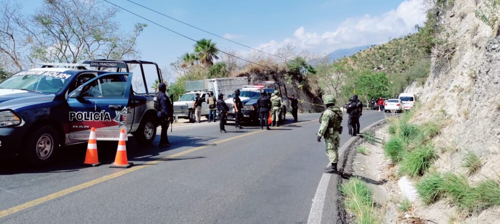En la carretera Chilpancingo-Tixtla… Hallan ejecutados en la batea de una camioneta a una mujer y dos hombres