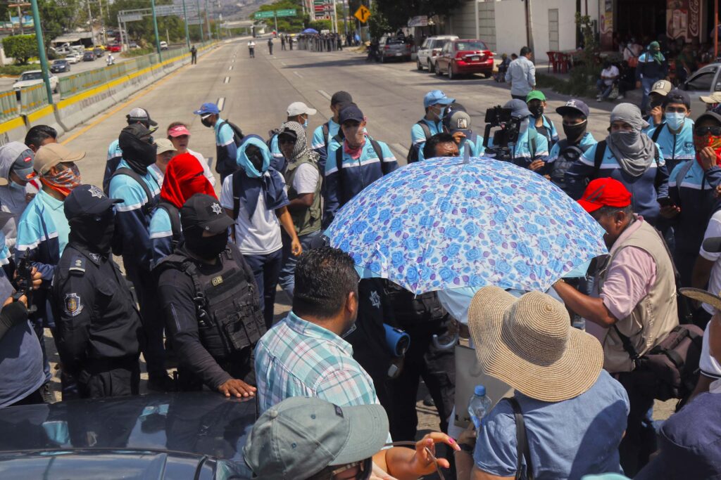 Colapsan normalistas el bulevar Vicente Guerrero, en Chilpancingo