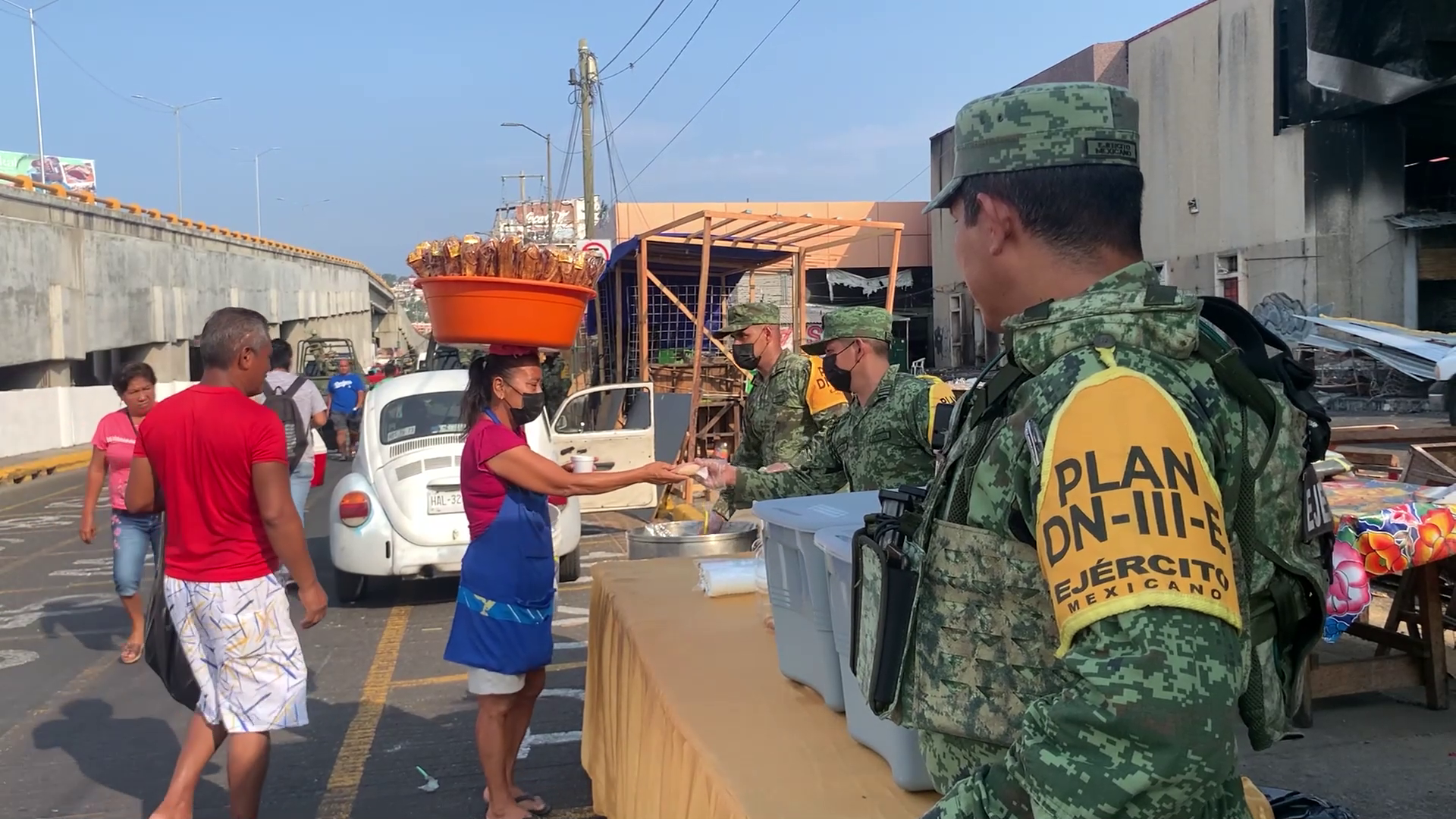 Llevan militares pan y café a afectados en el Mercado Central de Acapulco