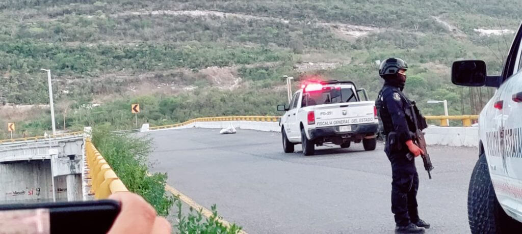 Chilpancingo… Dejan cuerpo envuelto en plástico frente al hospital general Raymundo Abarca Alarcón