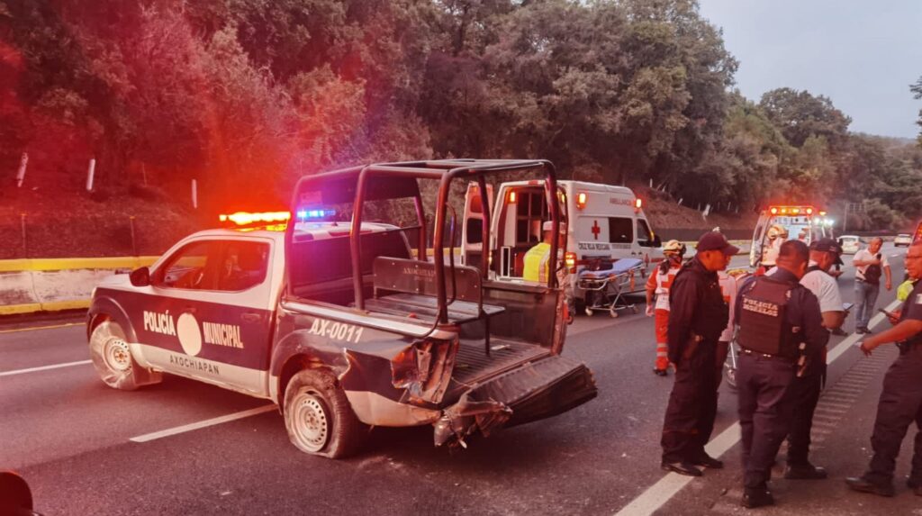 Muere un policía y 2 más resultan heridos tras volcadura de patrulla de Axochiapan en la México-Cuernavaca