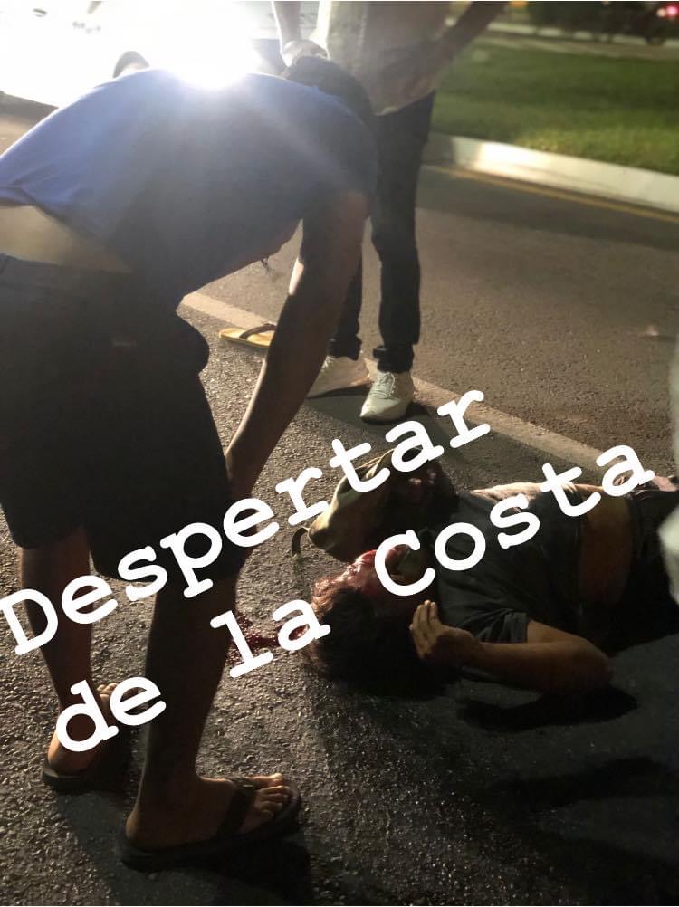 Derrapa motociclista tras volarse un tope en Paseo de Ixtapa