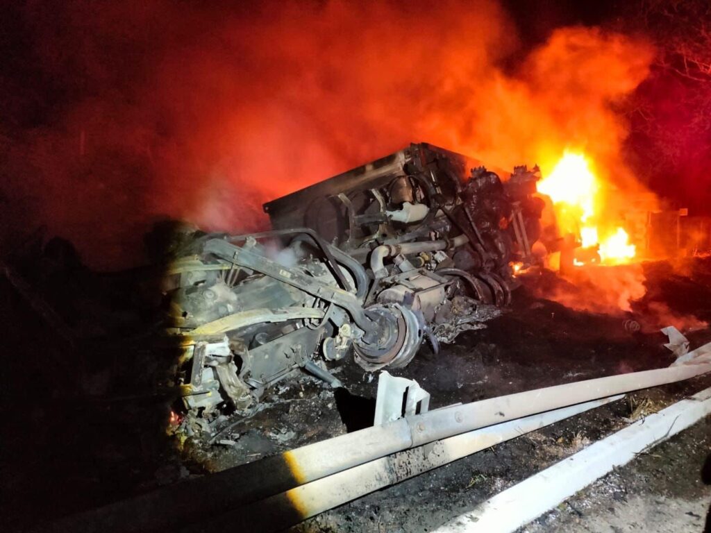 Muere conductor calcinado al volcar en un trailer en la Siglo XXI
