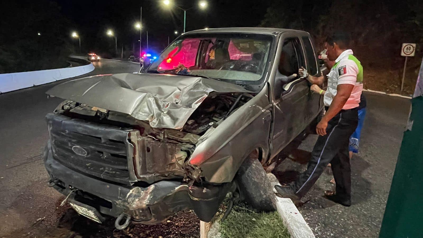 Extranjero en estado de ebriedad provoca aparatoso siniestro vial en el bulevar Paseo de Ixtapa