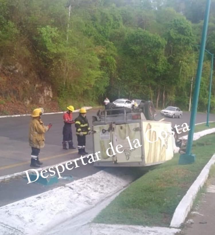 “Veloz” conductor volcó camioneta de panadería Armida en Ixtapa