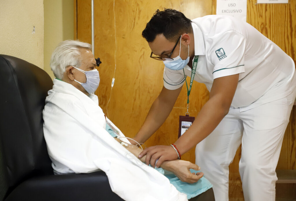 IMSS brinda atención prioritaria a personas adultas mayores con estrategias en salud y actividades para su bienestar