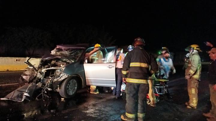 Mujer pierde la vida al impactarse contra un camión en la Morelia-Salamanca