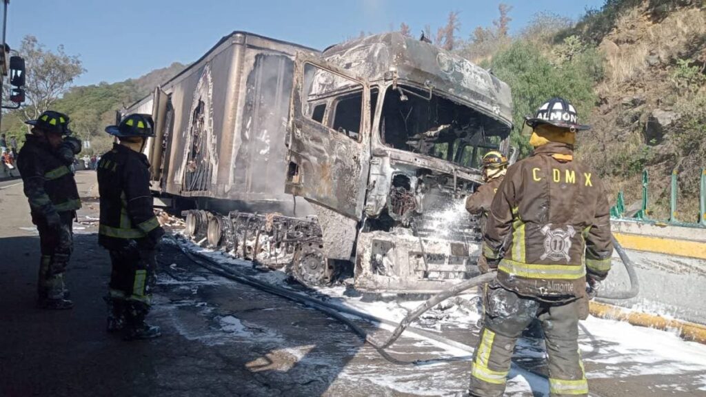 Vuelca y se incendia tráiler en la México – Cuernavaca