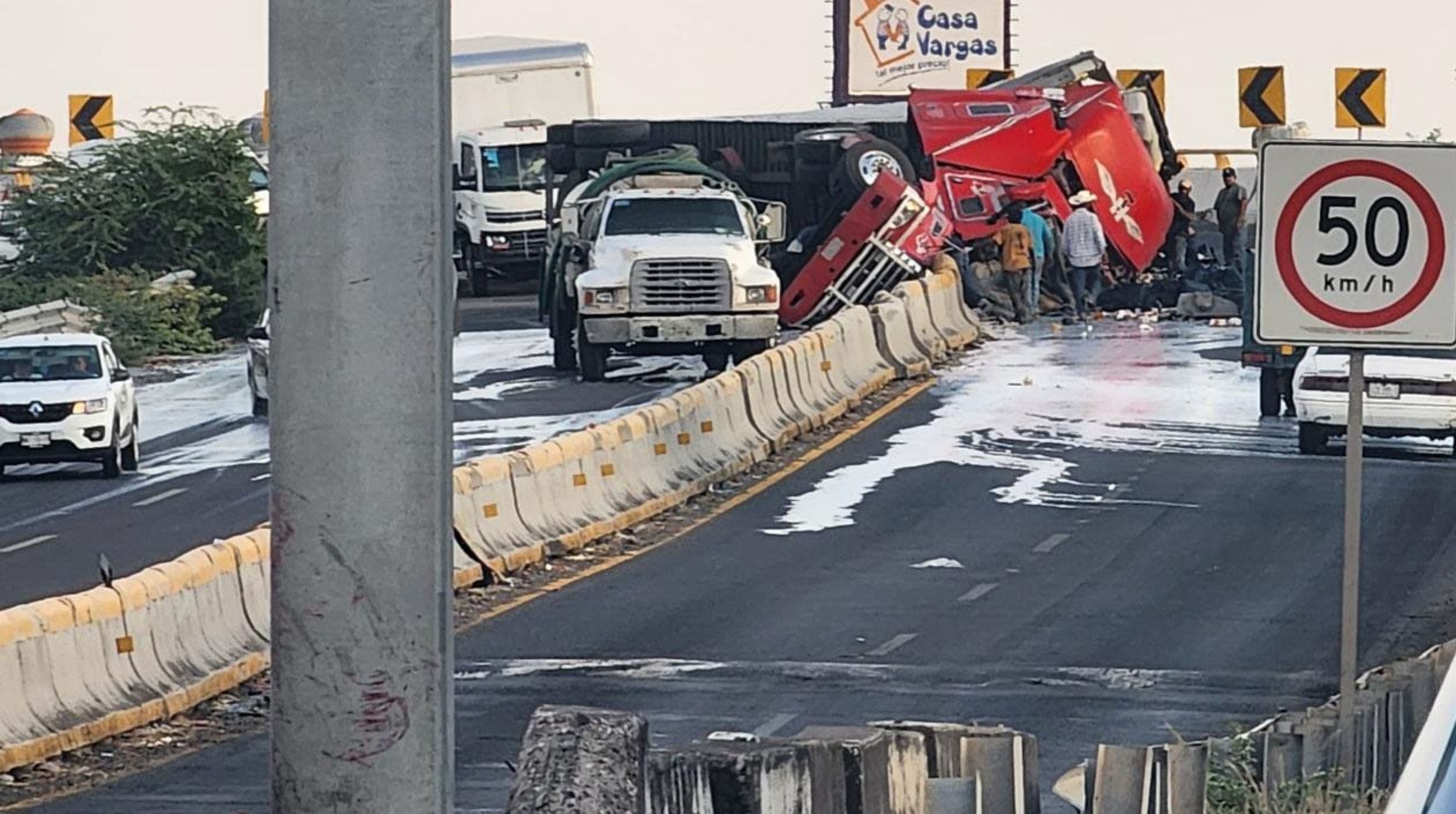 Vuelca tráiler cargado con cajas de leche en libramiento Oriente de Cuautla