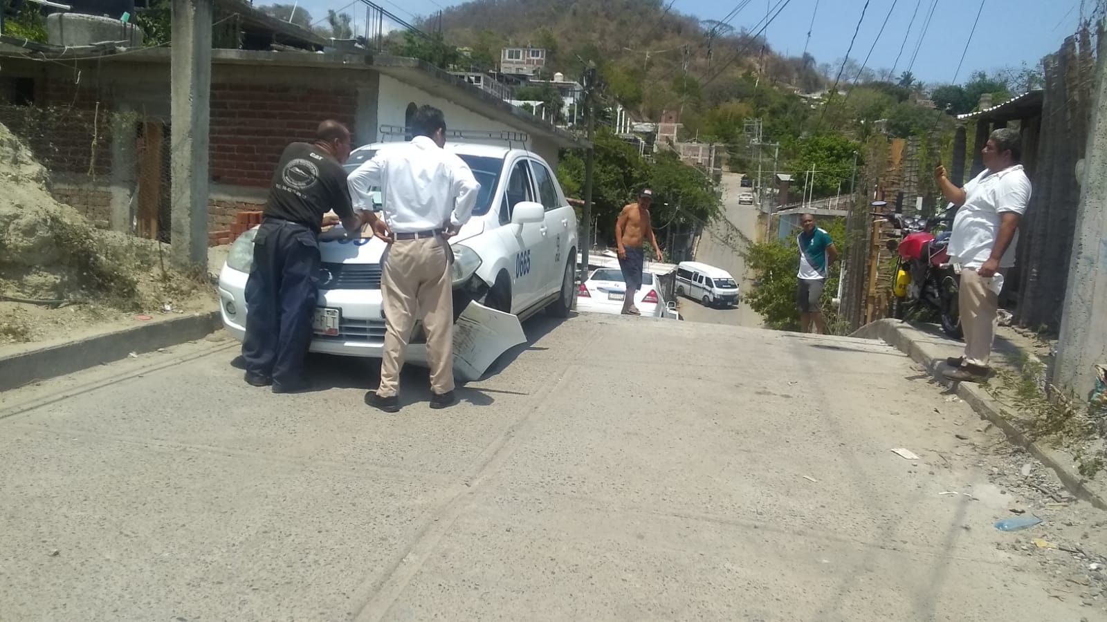 Motociclista con lesiones leves al chocar con un taxi