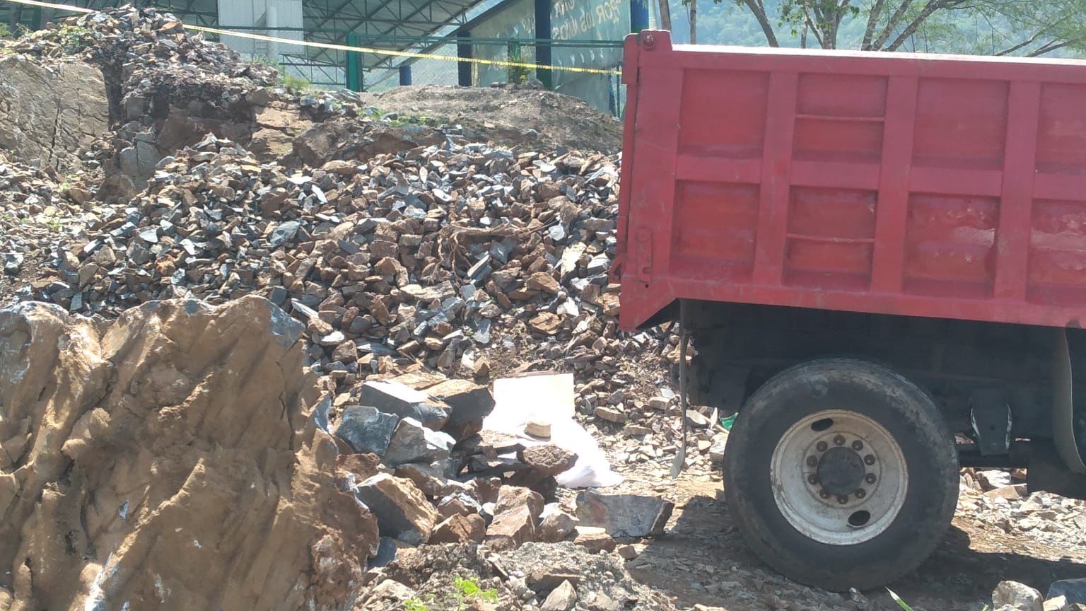 Obrero muere al aplastarlo la tapa de un volteo que descargaba piedra