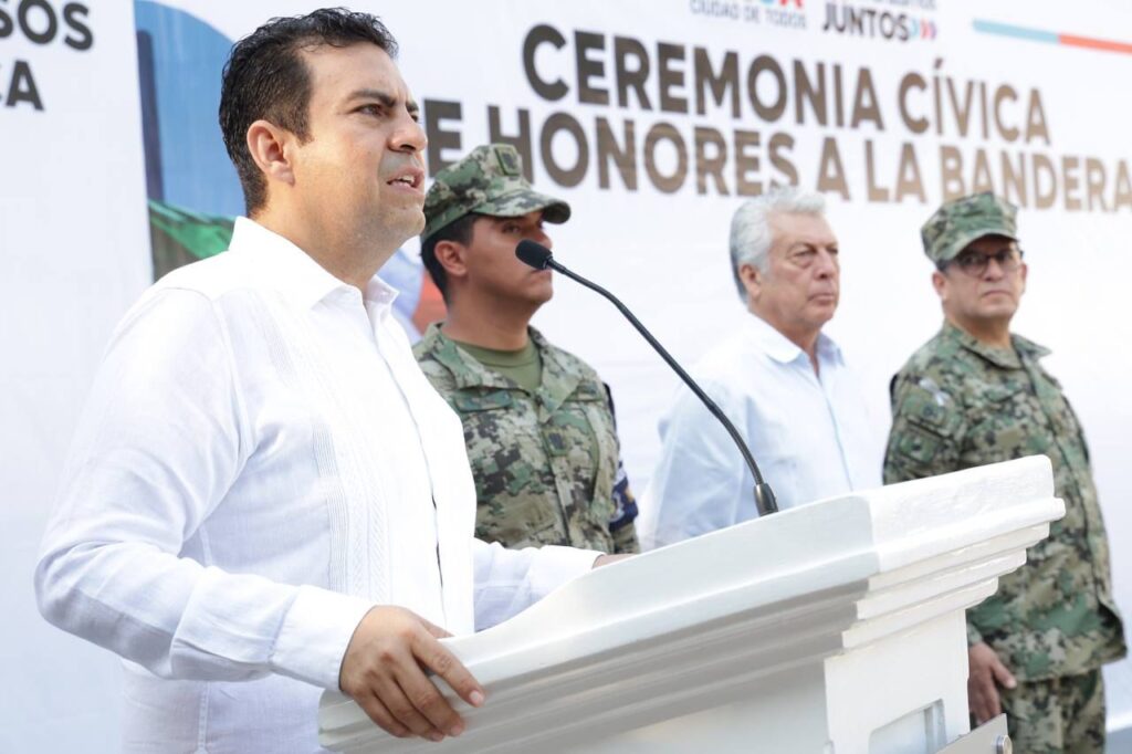 Presidente Jorge Sánchez Allec entrega pólizas de seguro de vida a elementos de Seguridad Pública