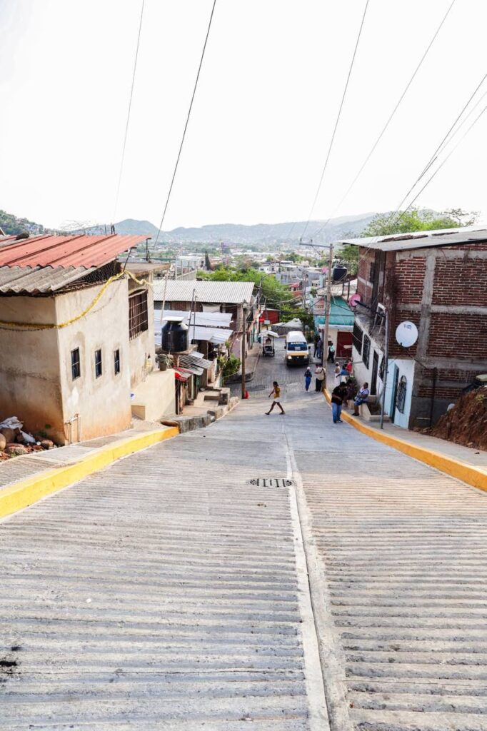 Presidente Jorge Sánchez Allec acude a la colonia Miramar para entregar nueva calle pavimentada