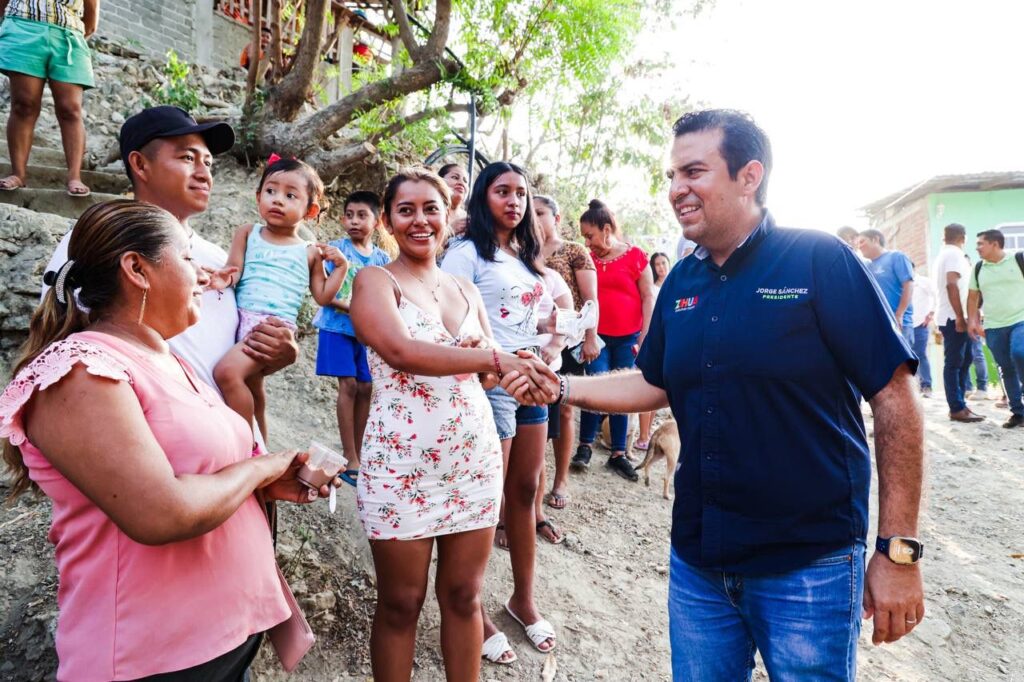 Presidente Jorge Sánchez Allec regresa a colonia Paraíso Limón para arrancar la construcción  de andador