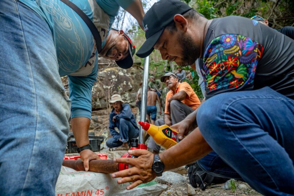 Gobierno de Zihuatanejo continúa rehabilitando sistemas de agua potable en comunidades serranas