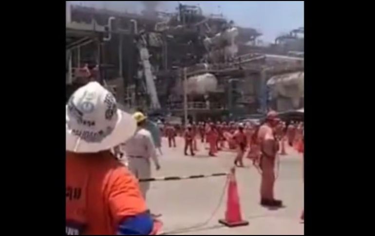 Explota pipa con combustible en refinería Dos Bocas