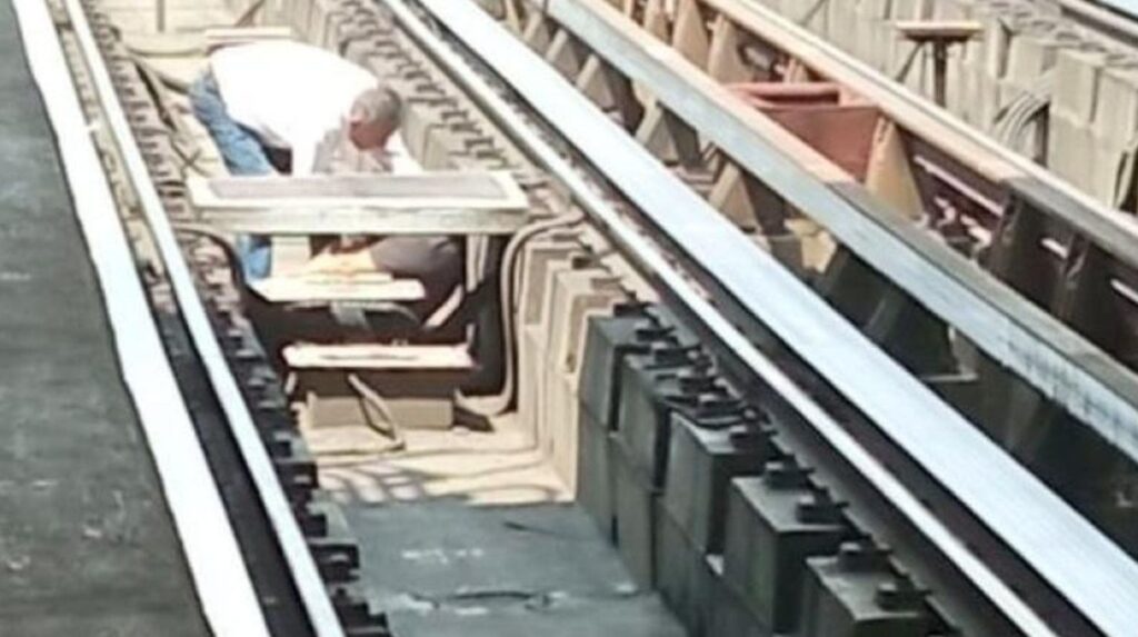 Cae trabajador y se electrocuta en las vías del Metro de CDMX