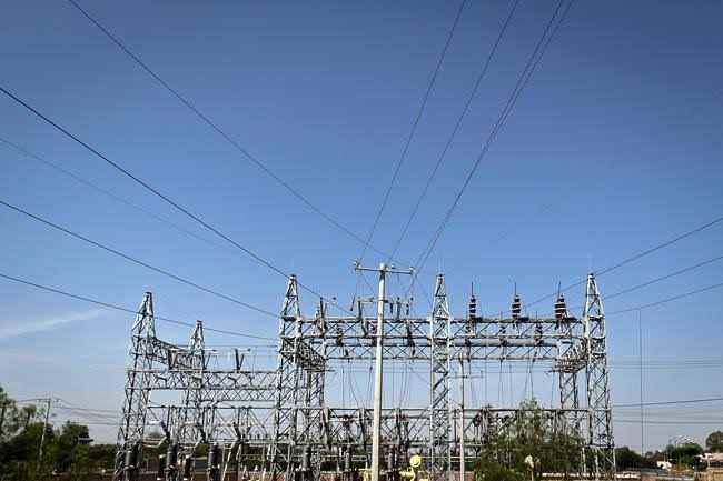 La CFE informa que ha restablecido el servicio de energía eléctrica en Huetamo, Michoacán
