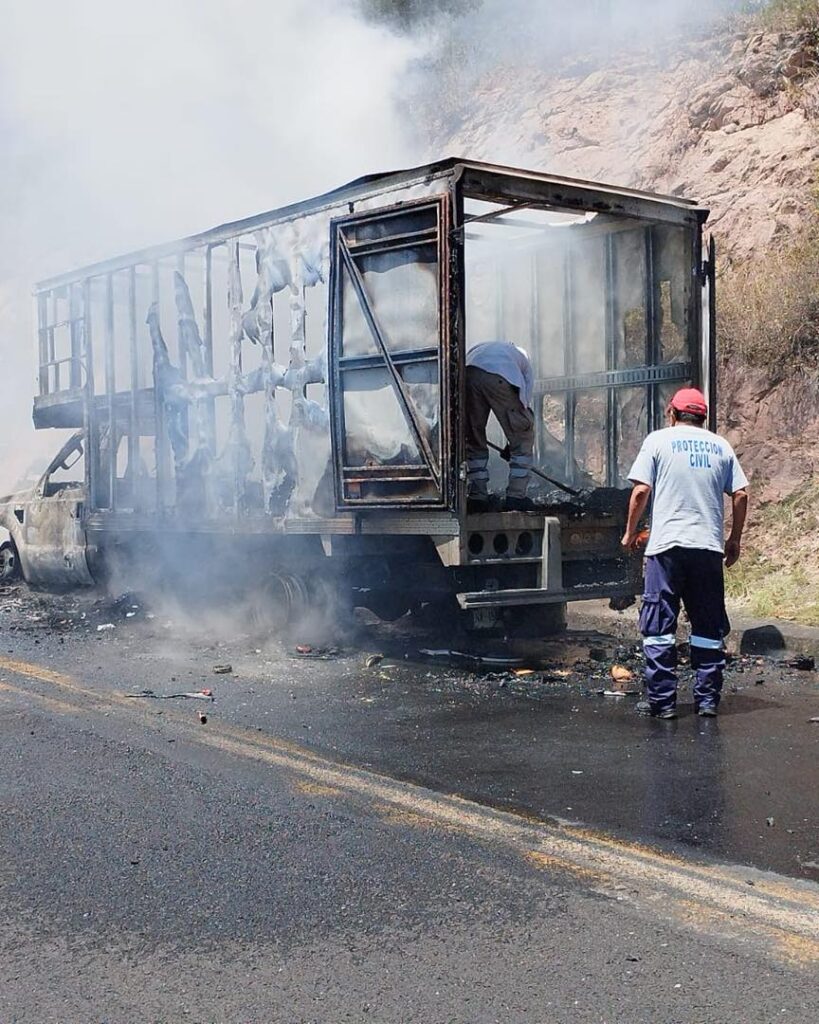 Hombres armados… Incendiaron un tracto-camión sobre la carretera federal Taxco-Cuernavaca