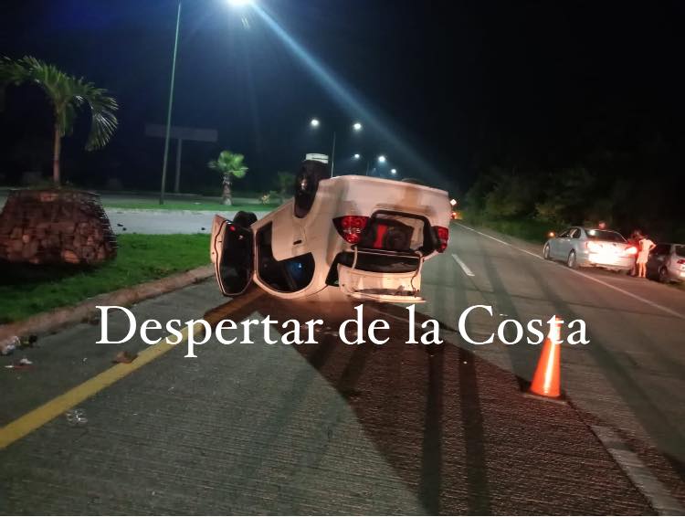Choque y volcadura vial en el entronque de playa Larga