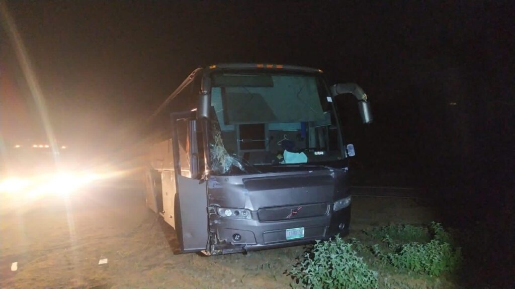 Camioneta derrapa y un autobús la choca por alcance en Coyuquilla