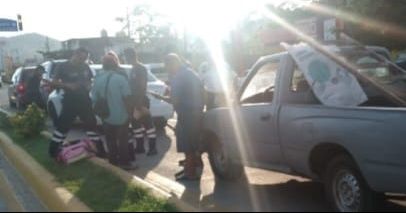 Camioneta atropella levemente a un hombre en Paseo de Zihuatanejo