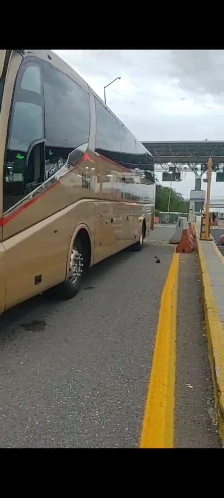 Autobús es impactado por la “trampa” de la caseta de Feliciano