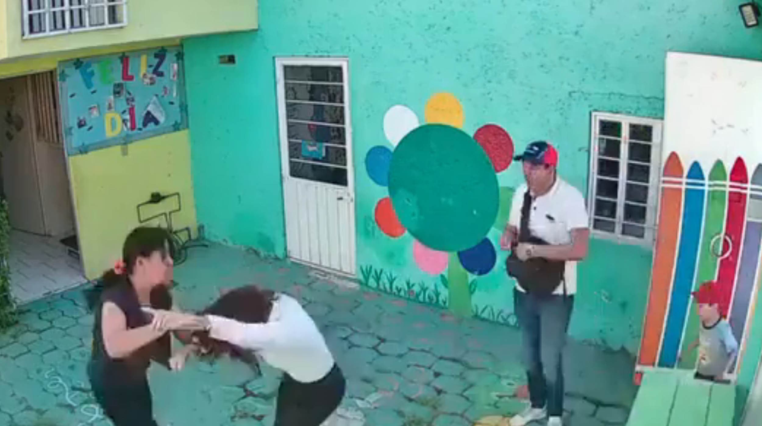Pareja agrede y amenaza de muerte a maestra de kinder; su hijo acusó a la educadora de ‘ser mala’