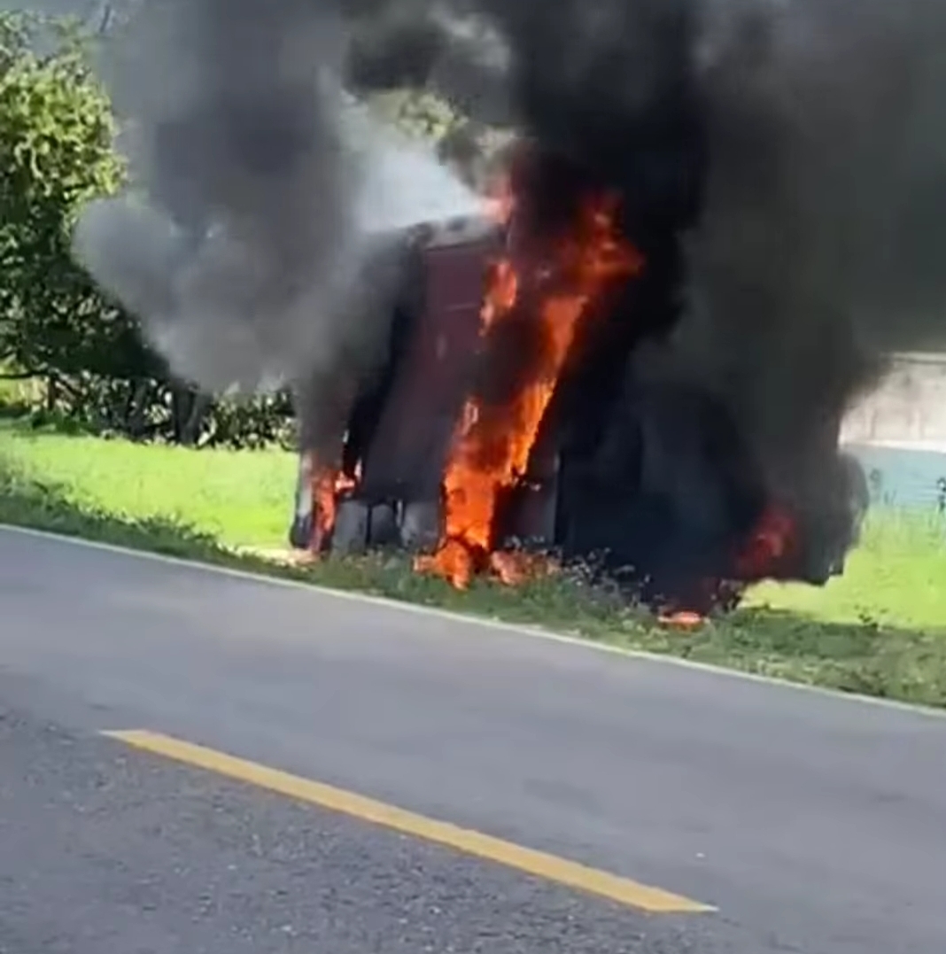 Se incendia camioneta de Liverpool