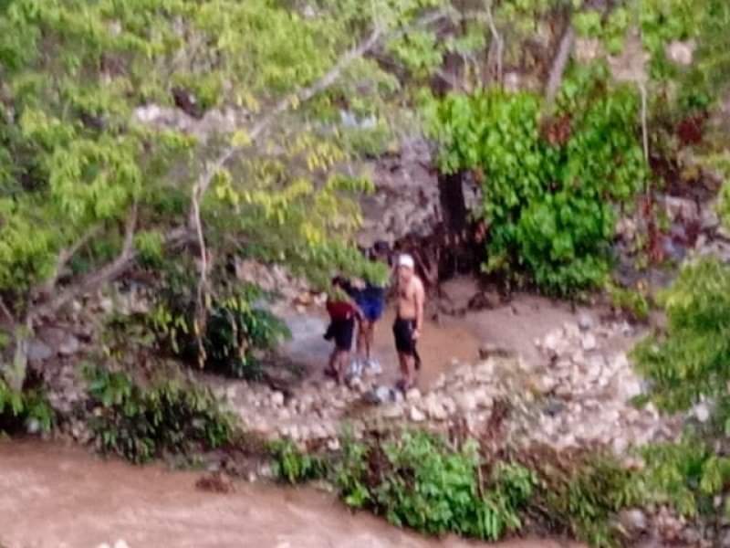 Creciente atrapa a cuatro jóvenes en río de Tecpan