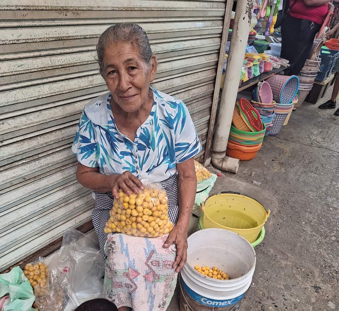 Adulto Mayor vende nanches para mantenerse en Atoyac