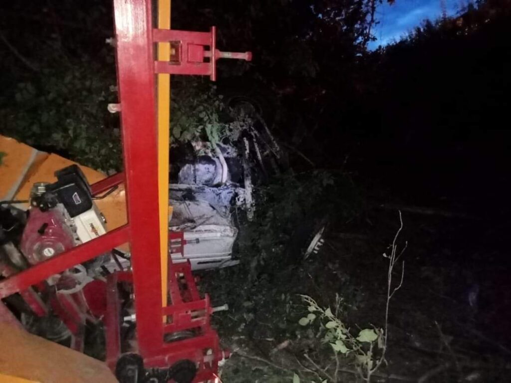 Vuelca una máquina en Tecpan