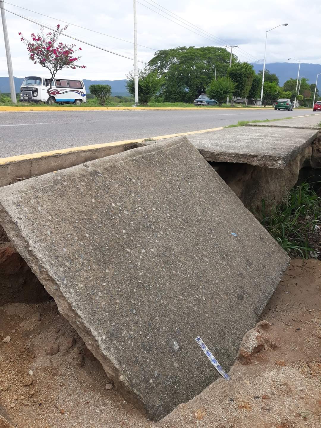  Lluvias causan socavón en Atoyac