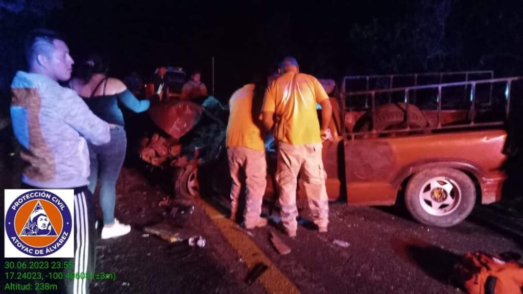 Tres lesionados en accidente carretero en Atoyac