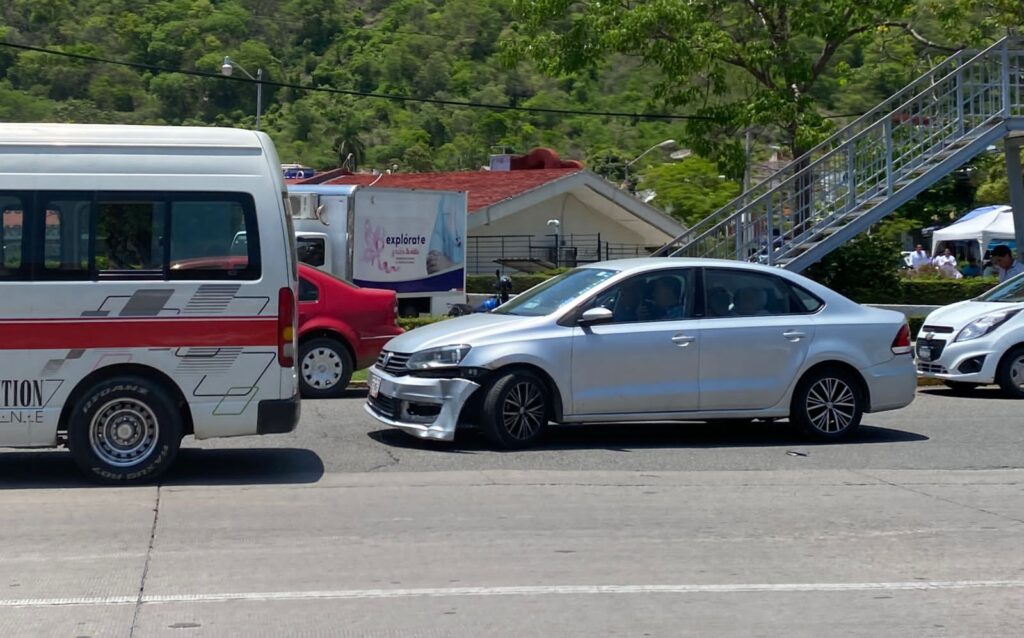 Urvan choca contra un auto en Paseo de Zihuatanejo