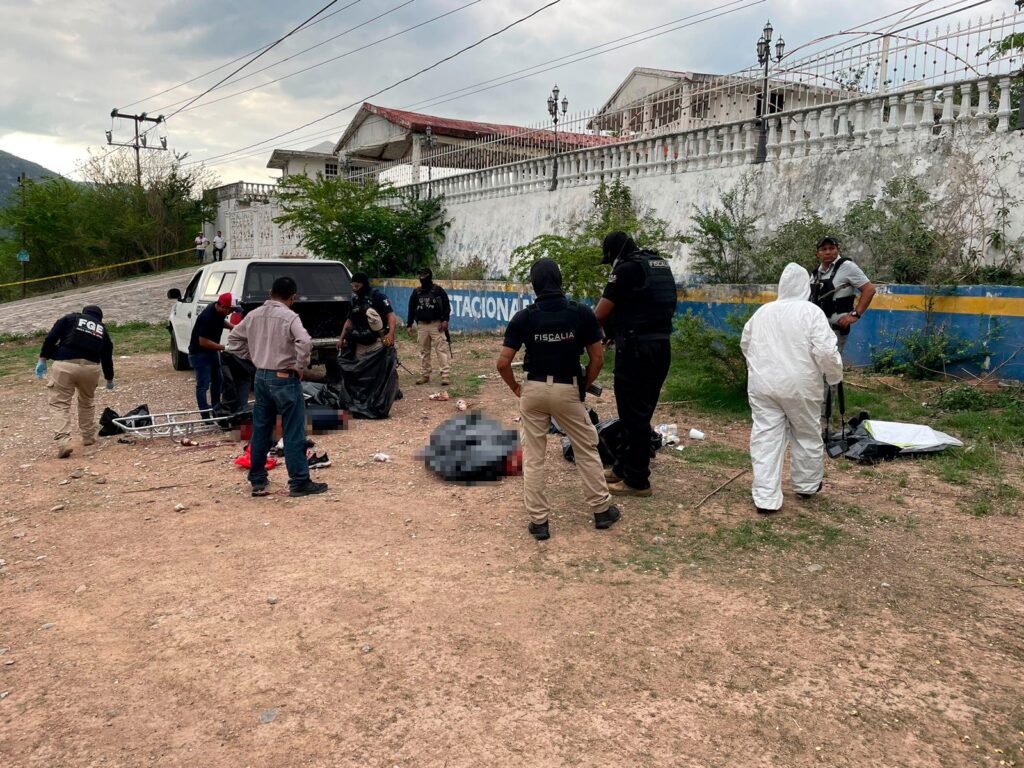 A la altura del poblado de Mexcaltepec… Descuartizan a dos hombres y tiran sus restos al lado de la carretera Taxco-Iguala