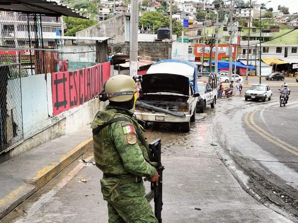 Armados arrojan bomba molotov e incendian una camioneta de pasajeros, en Acapulco