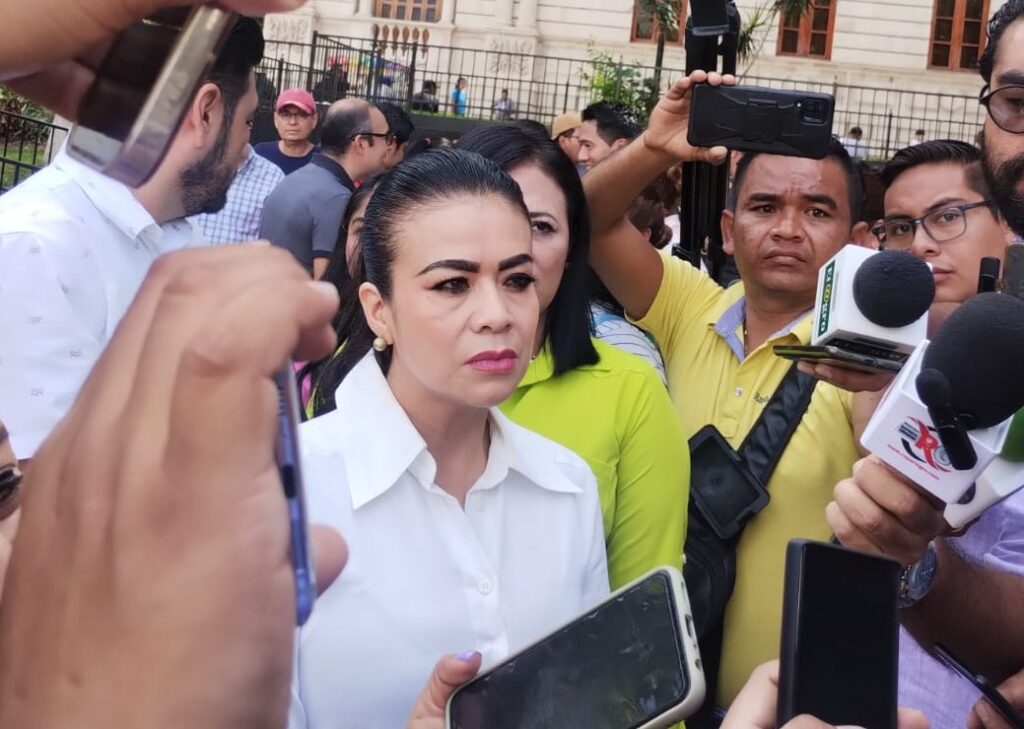 Dice Norma Otilia que no se ha amparado y que la FGR la citó pero a “una entrevista”