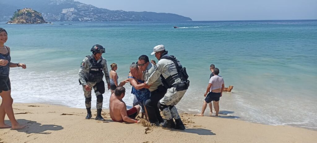 En Acapulco… Rescata Guardia Nacional a mujer que estaba a punto de ahogarse en el mar