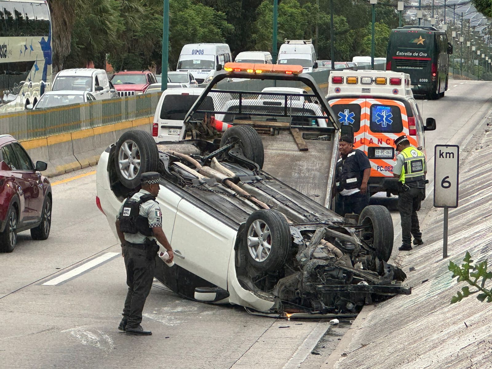 En Chilpancingo… Choca y vuelca camioneta en el bulevar Vicente Guerrero