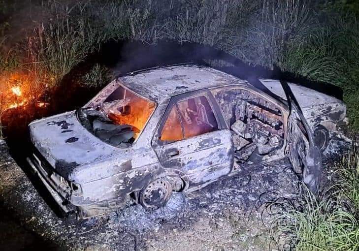 Encuentran un auto incendiado con dos cuerpos calcinados, en Juan R. Escudero
