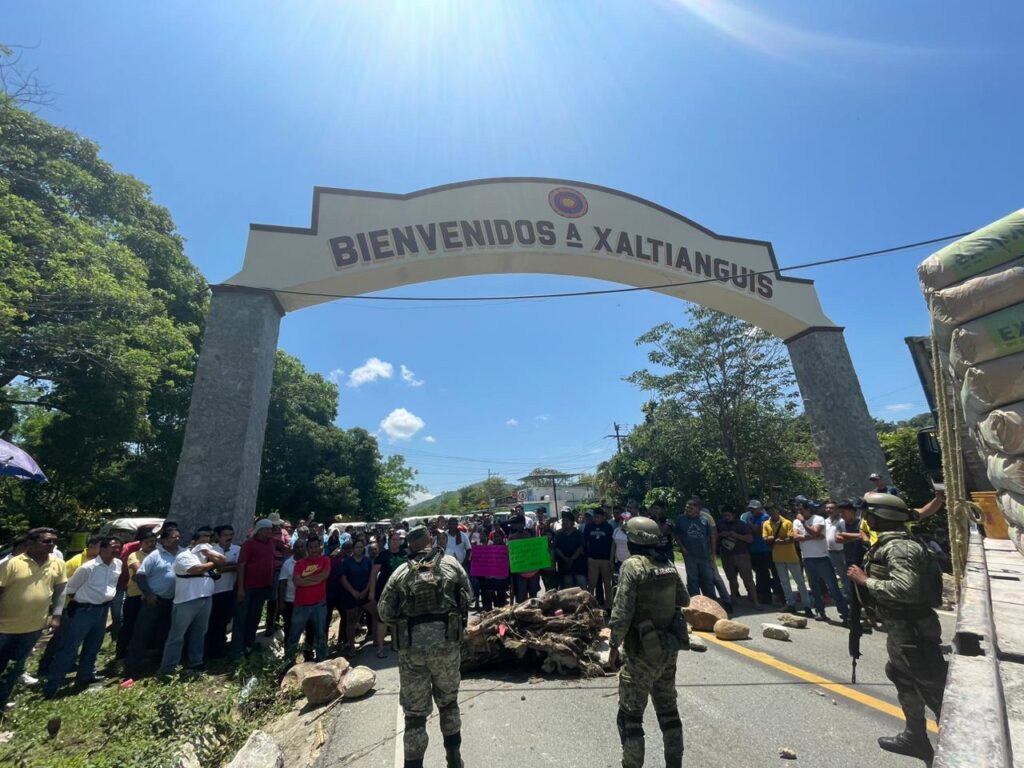 En Acapulco… Cierran la carretera federal en Xaltianguis en rechazo a operativos militares y policiacos