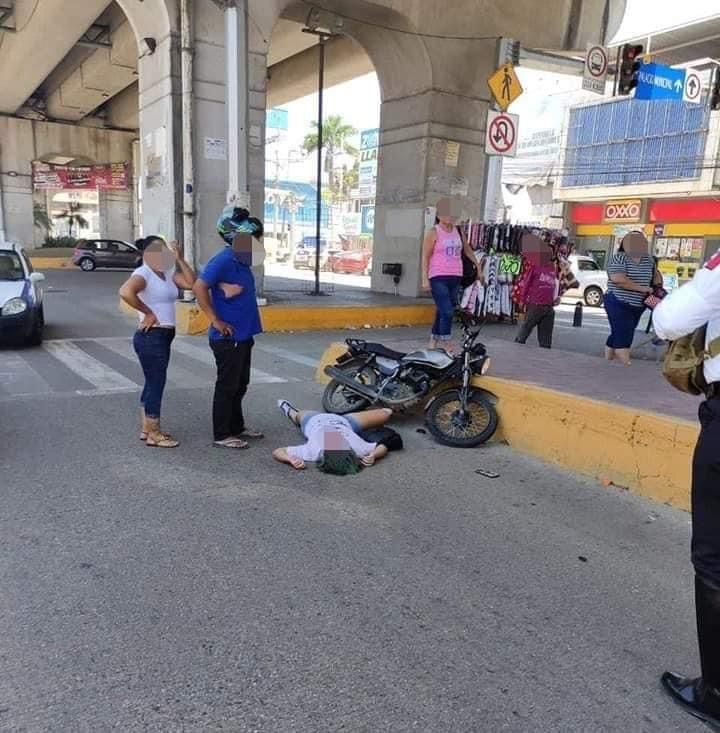 Arrolla un vehículo a joven motociclista, en Acapulco