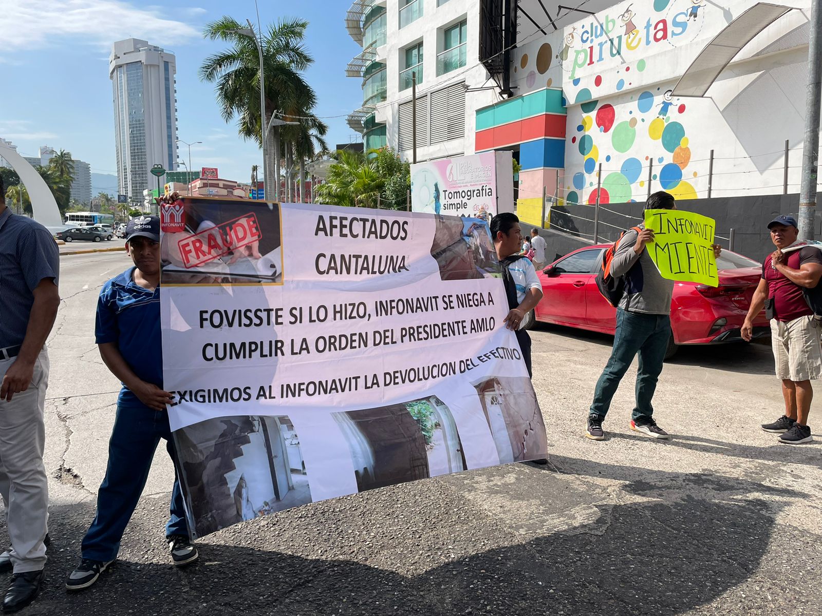 En Acapulco… Bloquean ambos sentidos de la costera; exigen que el Infonavit les regrese sus aportaciones